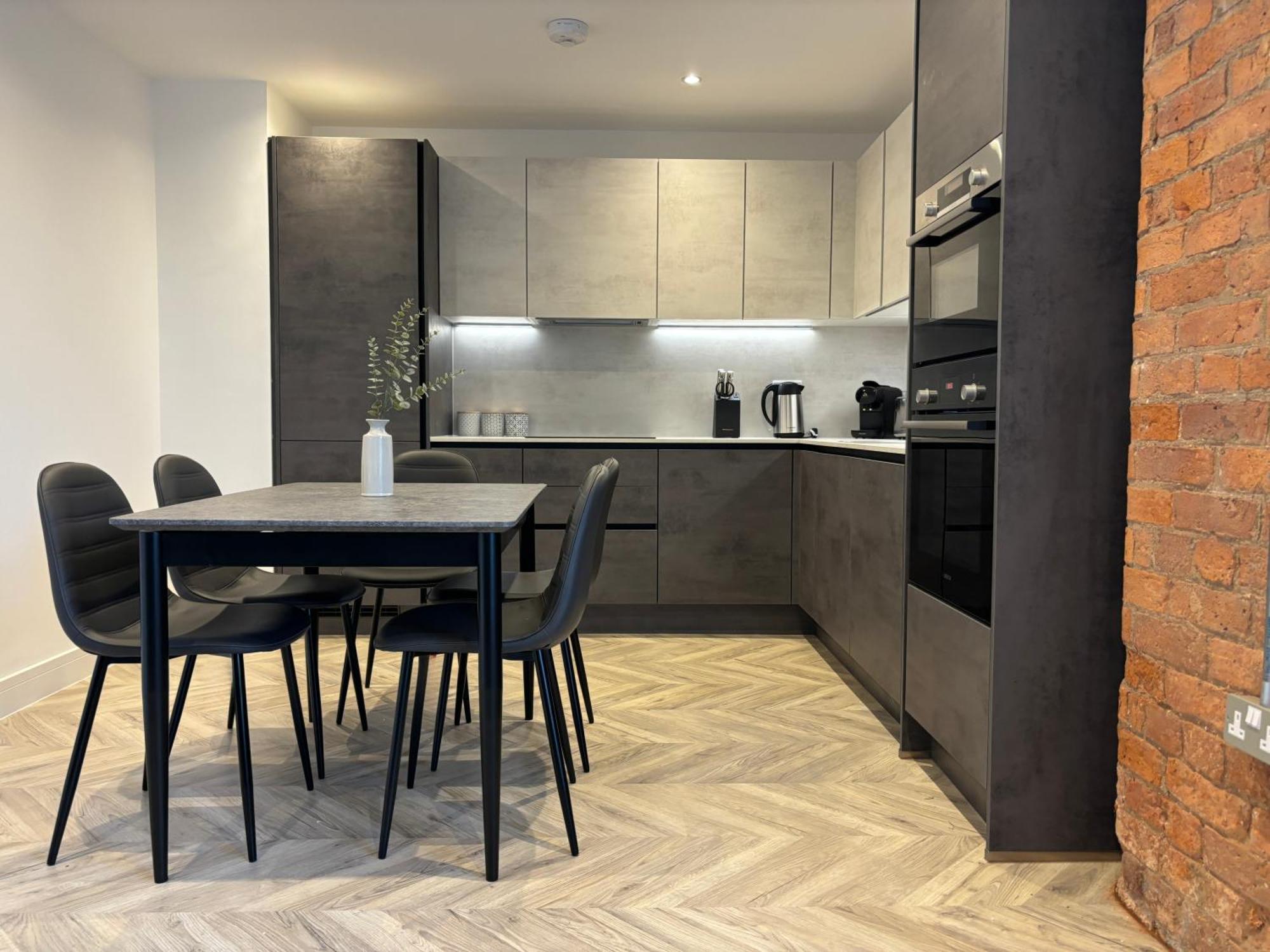 Manchester Apt, Free Parking, Business, Couples & Families Exterior photo